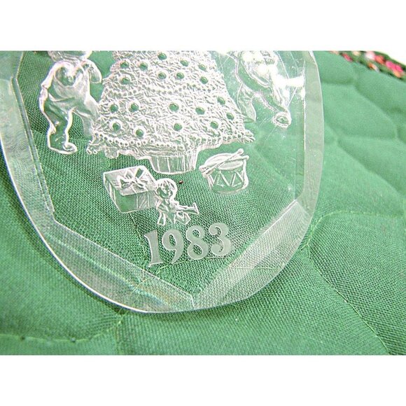 Vintage 1983 Acrylic Merry Christmas Kids on Christmas Morning Etched Ornament - Picture 4 of 9